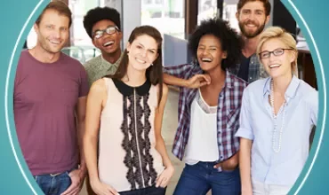 Un groupe de six personnes debout ensemble, souriant et paraissant heureux.